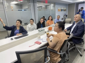 卡斯特羅二排右一24日走訪法拉盛社區；前排左一為沈卉